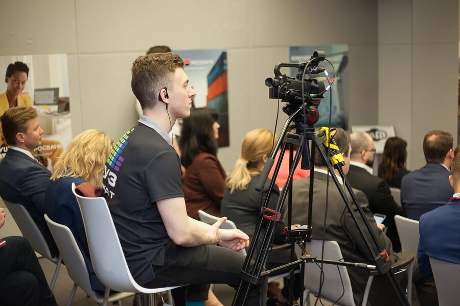 Оператор во время пресс-конференции в Росбанке с онлайн-трансляцией. Организация мероприятия МузПрокат.