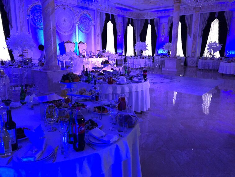Праздничные столы на свадьбе в Екатерининском дворце. Организация мероприятия МузПрокат.