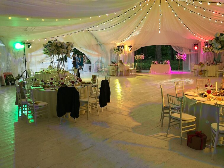Декорированный шатер и столы вечером на свадьбе Ани и Петра в шатре в классическом стиле. Организация мероприятия МузПрокат.