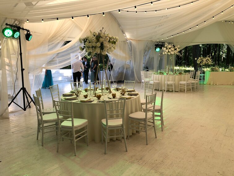 Декорированный шатер и столы на свадьбе Ани и Петра в шатре в классическом стиле. Организация мероприятия МузПрокат.