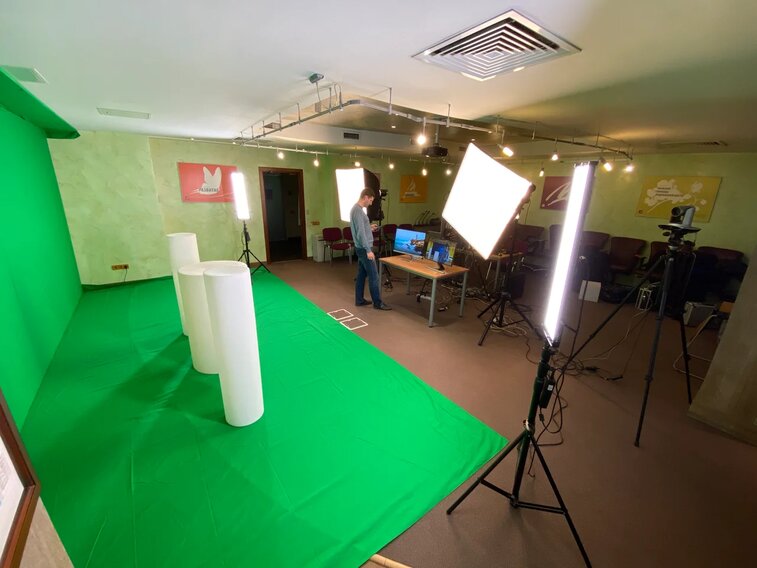 Хромакей циклорама и студийное освещение в виртуальной студии для онлайн-трансляций для компании МИЭЛЬ. Организация мероприятия МузПрокат.