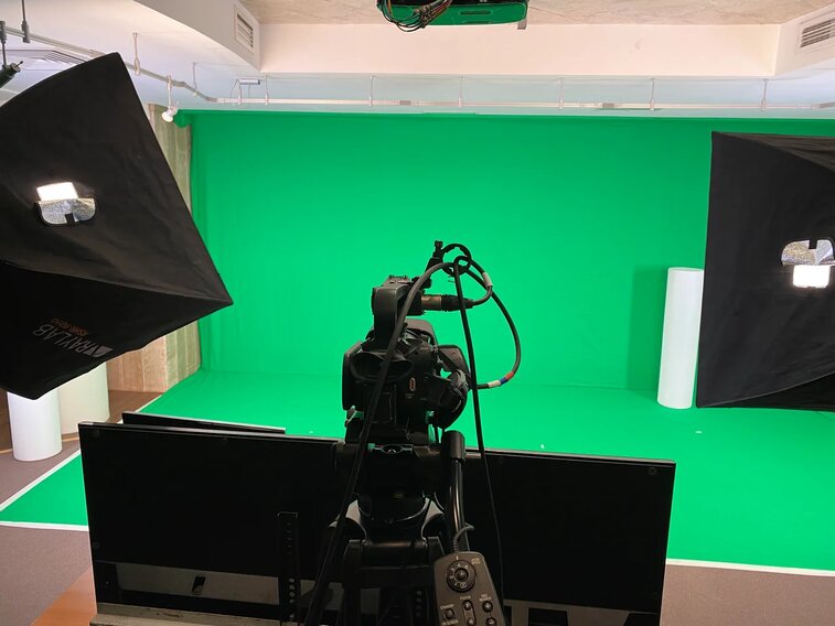 Хромакей циклорама в виртуальной студии для онлайн-трансляций для компании МИЭЛЬ. Организация мероприятия МузПрокат.