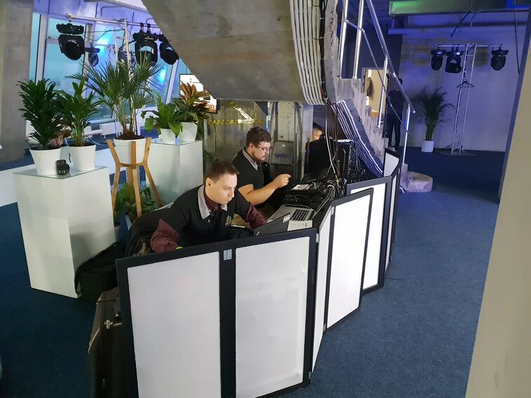 Настройка оборудования для проведения закрытого показа в Москва Сити для компании ANEX и его онлайн-трансляции. Организация мероприятия МузПрокат.