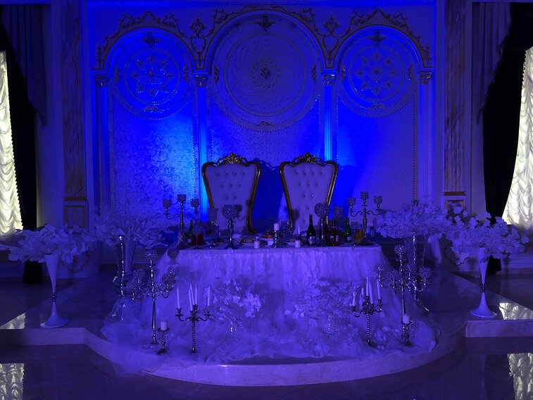 Стол молодоженов на свадьбе в Екатерининском дворце. Организация мероприятия МузПрокат.