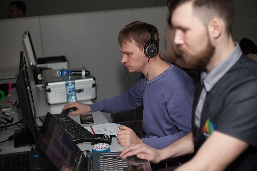 Работа звукорежиссера и режиссера во время пресс-конференции в Росбанке с онлайн-трансляцией. Организация мероприятия МузПрокат.