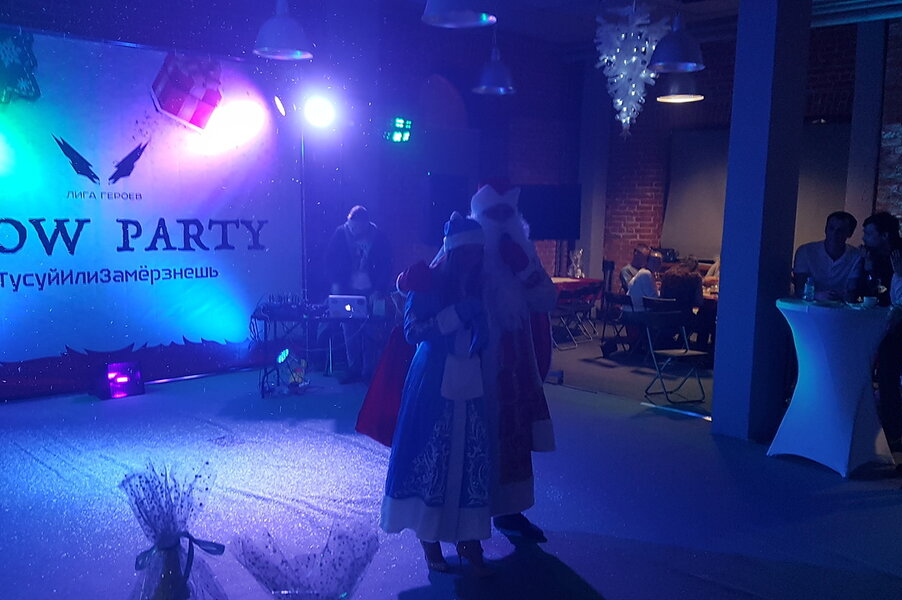 Дед Мороз и Снегурочка на новогоднем корпоративе для компании «Гонка Героев». Организация мероприятия МузПрокат.