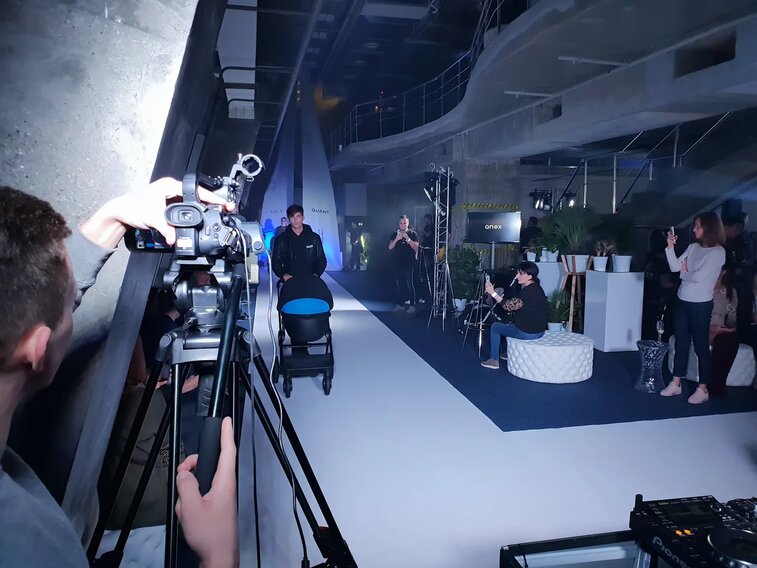 Оператор ведет видеосъемку для онлайн-трансляции закрытого показа в Москва Сити для компании ANEX. Организация мероприятия МузПрокат.