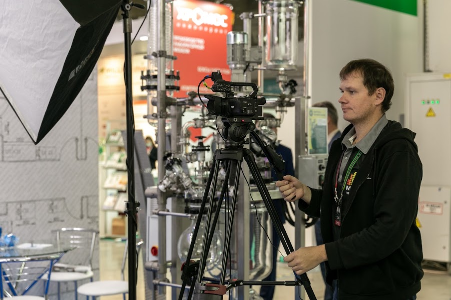 Оператор МузПрокат настраивает камеру для онлайн-трансляции с 18-й Международной выставки лабораторного оборудования. Организация мероприятия МузПрокат.