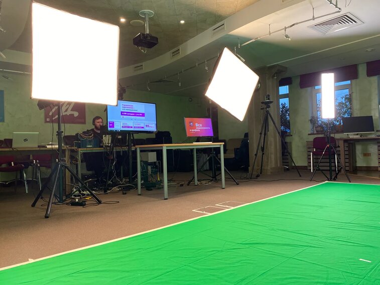 Студийное освещение в виртуальной студии для онлайн-трансляций для компании МИЭЛЬ. Организация мероприятия МузПрокат.