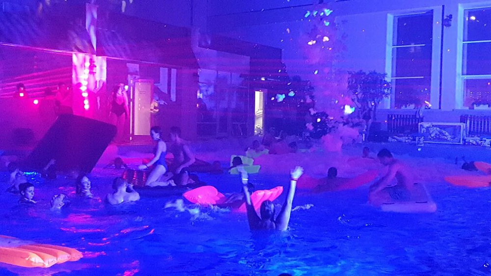 Эффекты освещения на пенной вечеринке в бассейне для клиентов фитнес клуба. Организация мероприятия МузПрокат.
