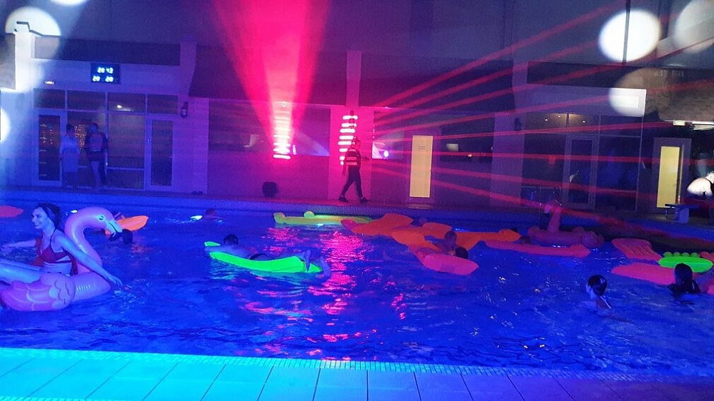 Лазерные лучи на пенной вечеринке в бассейне для клиентов фитнес клуба. Организация мероприятия МузПрокат.