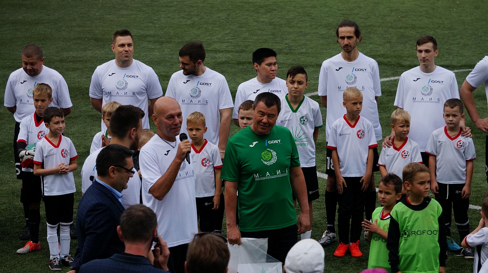 Легендарные игроки делятся опытом с младшим поколением футбольного матча звезд в Сокольниках. Организация мероприятия МузПрокат.