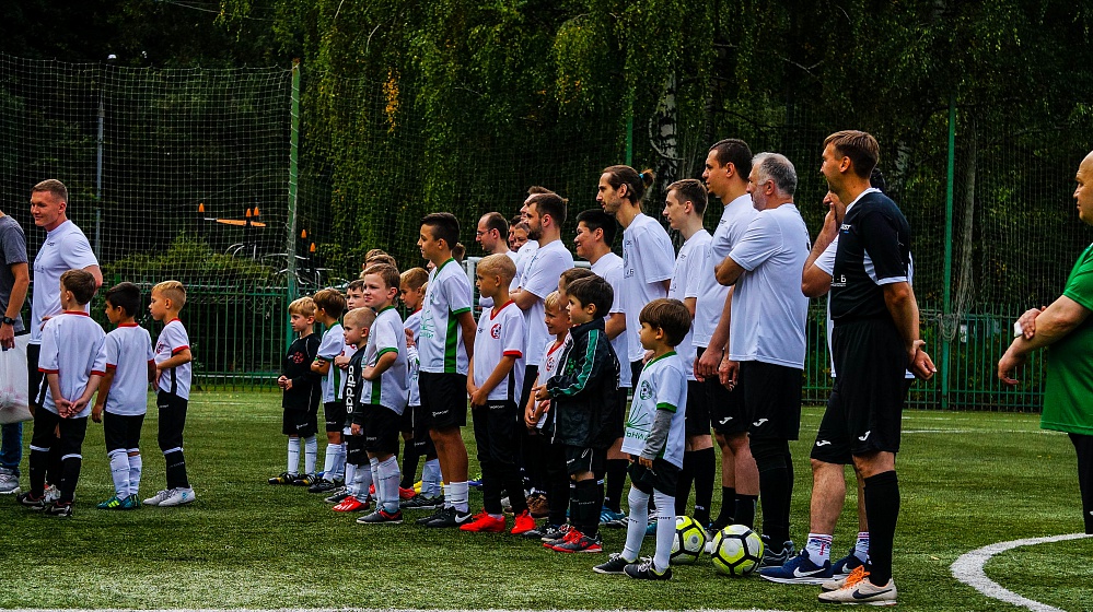 Легендарные игроки делятся опытом с младшим поколением футбольного матча звезд в Сокольниках. Организация мероприятия МузПрокат.
