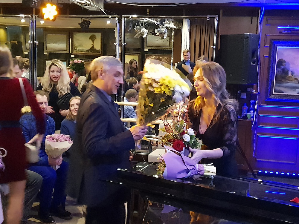 Зрители дарят цветы артистке во время онлайн-трансляции живого выступления Юлии Монастыренко. Организация мероприятия МузПрокат.
