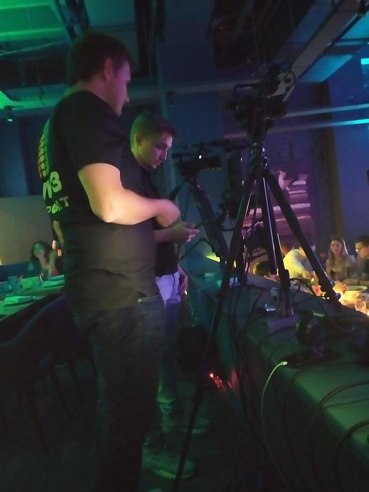 Специалисты МузПрокат настраивают камеры для онлайн-трансляция концерта Сосо Павлиашвили, посвященная дню рождения артиста. Организация мероприятия МузПрокат.