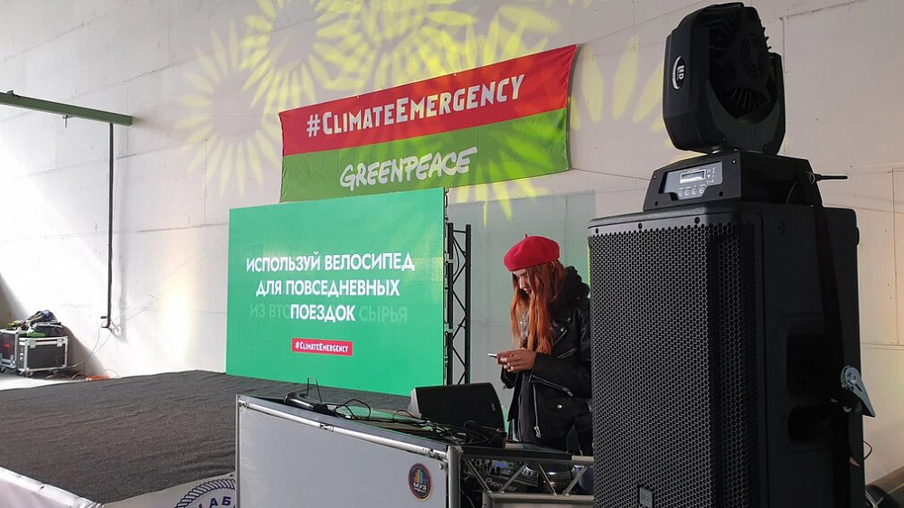 Сооруженная нами сцена и светодиодный экран на мероприятии Greenpeace в Санкт-Петербурге. Организация мероприятия МузПрокат.