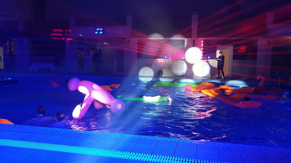 Эффекты освещения на пенной вечеринке в бассейне для клиентов фитнес клуба. Организация мероприятия МузПрокат.