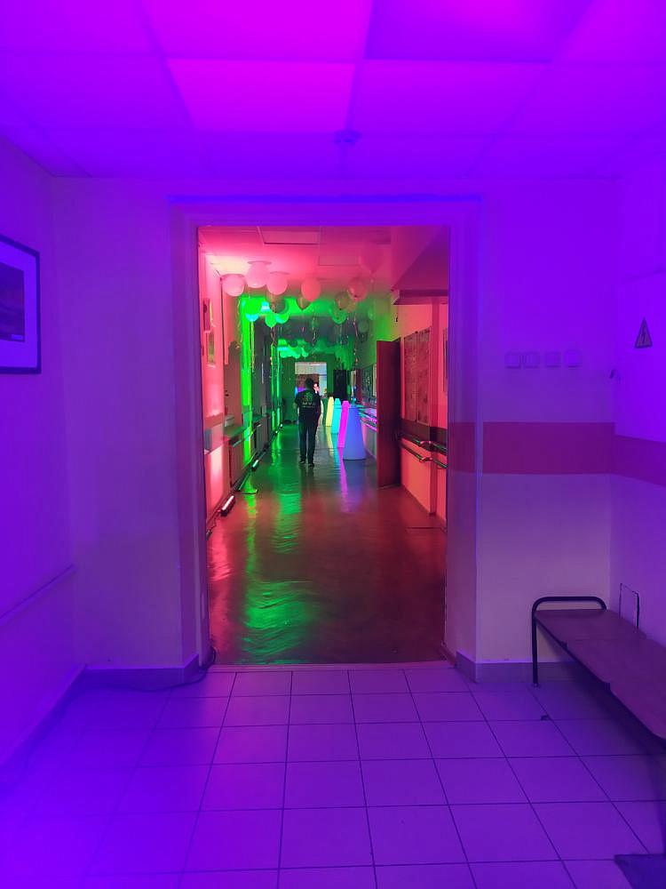 Освещение в коридоре помещения, где проходило празднование выпускного в школе №315. Организация мероприятия МузПрокат.