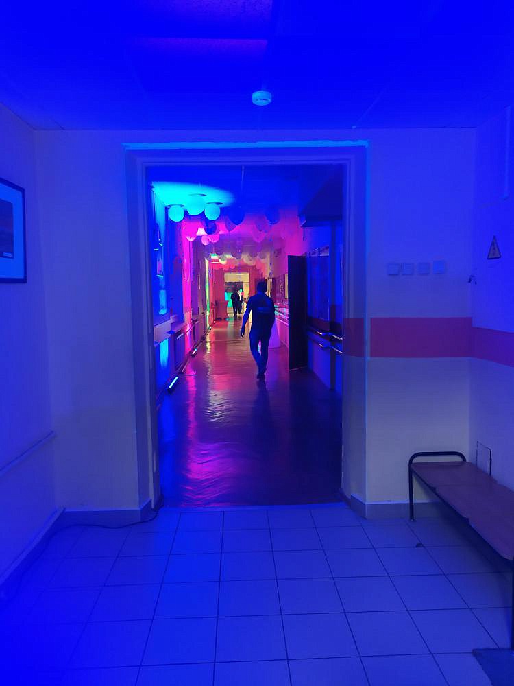 Освещение в коридоре помещения, где проходило празднование выпускного в школе №315. Организация мероприятия МузПрокат.