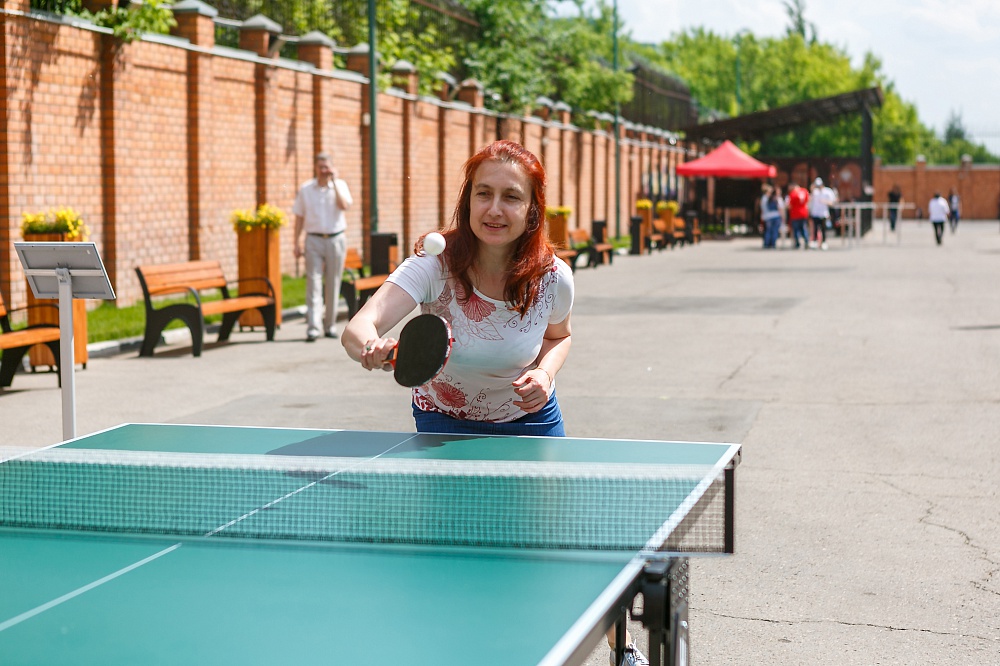 Гости играют в настольный теннис на спортивном мероприятии для банка. Организация мероприятия МузПрокат.
