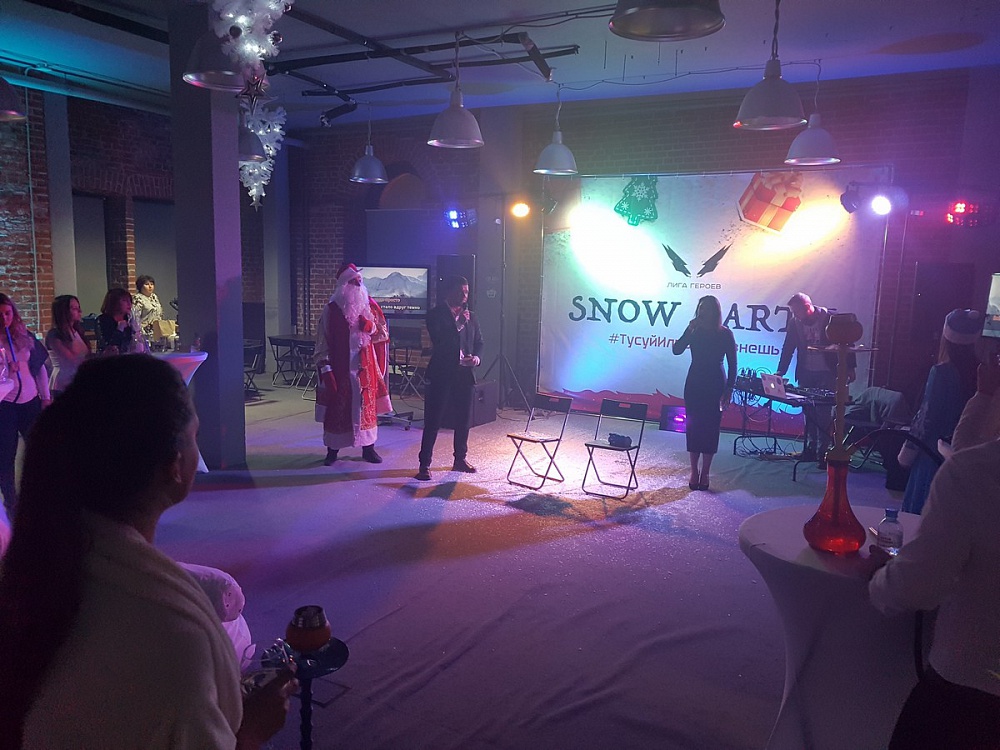 Дед Мороз и Снегурочка проводят конкурсы на новогоднем корпоративе для компании «Гонка Героев». Организация мероприятия МузПрокат.
